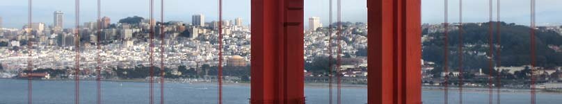 Вид Сан-Франциско сквозь ванты и опору моста Золотые ворота