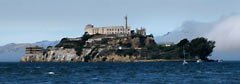 Вид на остров и тюрьму Алькатрас с залива Сан-Франциско