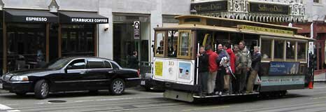 Пассажиры на подножке трамвайчика на улице Пауэлл рядом с Юнион-сквер