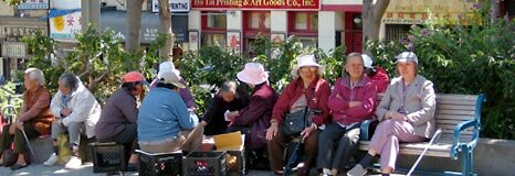 Жительницы Чайнатауна в Портсмут-сквере. Ежедневное общение