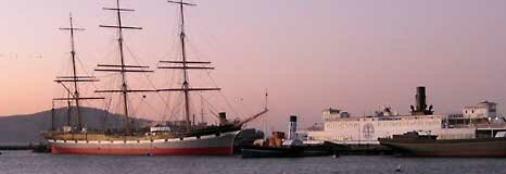 Красавица «Балклута» и другие исторические корабли у пирса на Хайд стрит.