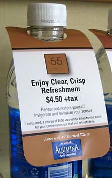 Бутылка воды стоимостью $0.9 в отеле стоит $4.50.