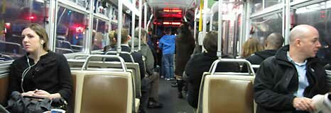Пассажиры в салоне троллейбуса.